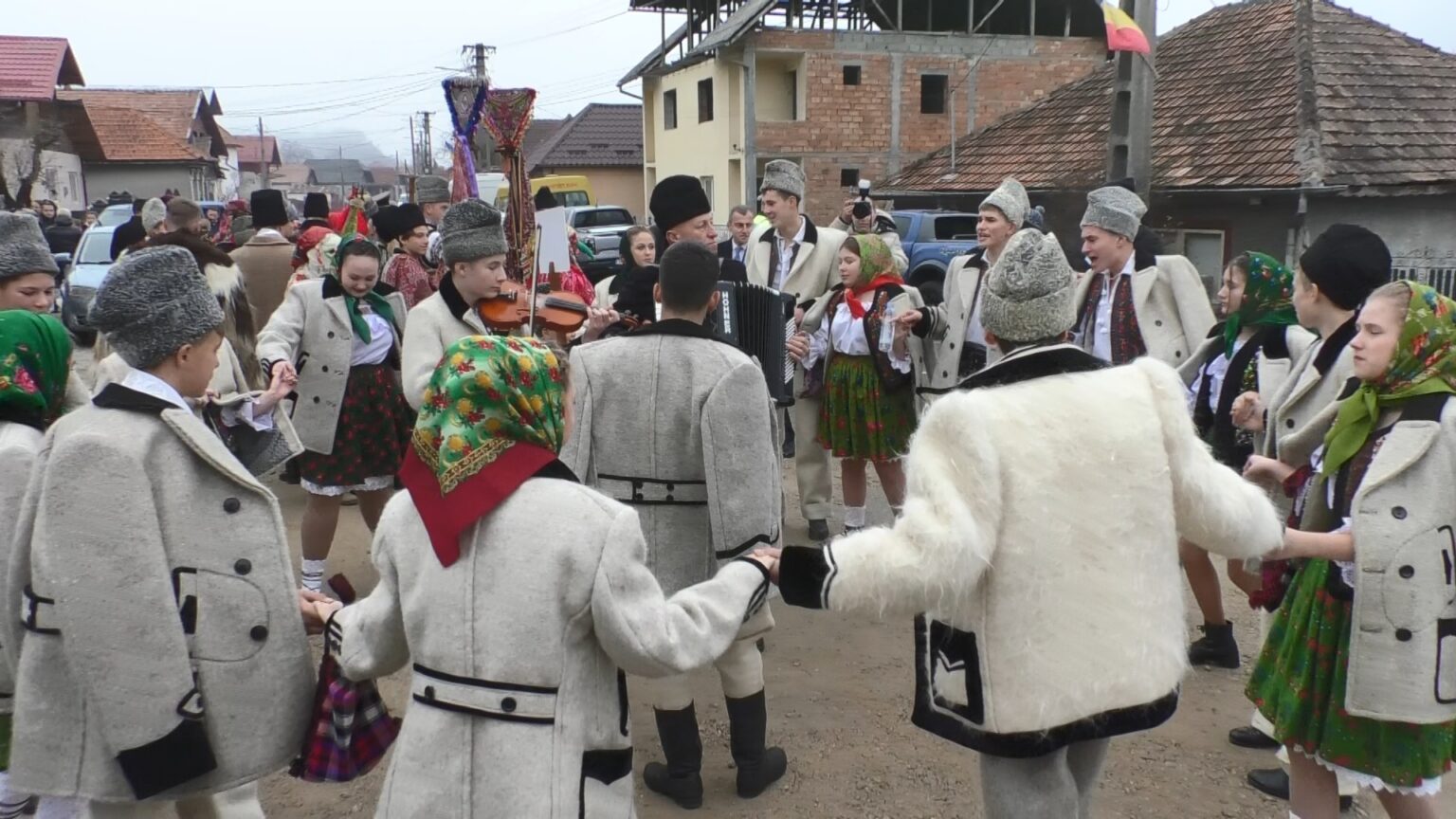 Festivalul Colindelor în comuna Moroeni: Cete de colindători au reaprins magia datinilor și obiceiurilor de iarnă. VIDEO