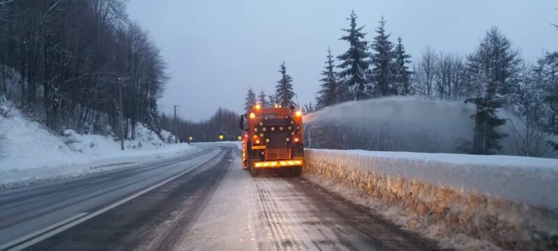 Iarna a lovit puternic în unele zone din țară  Iarna a lovit puternic  în  unele zone din țară, echipele de deszăpezire ale DRDP Cluj intervin în permanență cu utilaje