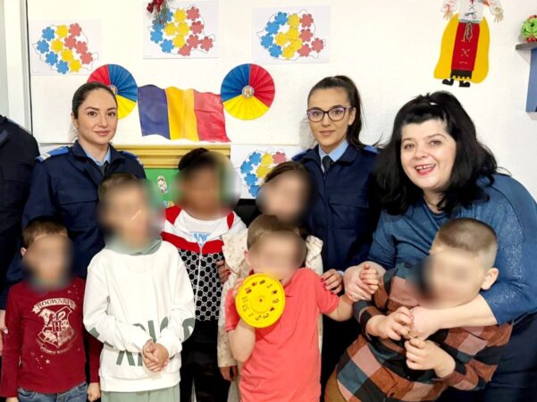 MISIUNE caritabilă, îndeplinită cu succes de către jandarmii dâmbovițeni , în spiritul Crăciunului, jandarmii dâmboviţeni au fost astăzi, 20 decembrie, mesagerii Moșului și au organizat și îndeplinit o misiune caritabilă în rândul copiilor de la Școala Gimnazială Specială din municipiul Târgovişte. 