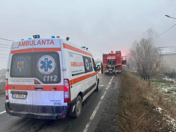 Incendiu de casă la Bâldana, un bărbat intoxicat cu monoxid de carbon a primit îngrijiri de la echipe SAJ Dâmbovița