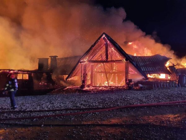 Veștile tragice continuă  sa vină cu privire INCENDIUL de la pensiunea din Prahova, a treia persoană, adult, a fost identificată, decedată.