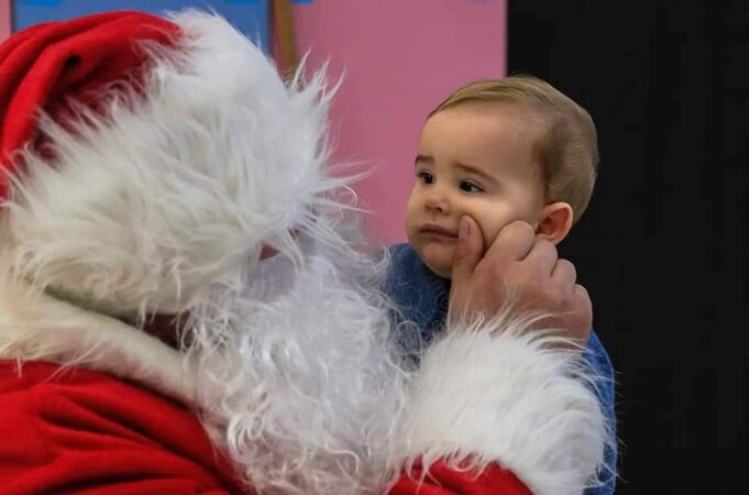 Moş Crăciun a ajuns la Răcari: Cu mic, cu mare, toți răcărenii se bucură de imagini  inedite cu un Moş de Poveste şi Spiriduşi  Moş Crăciun a ajuns la Răcari, edilul Marius Carveţeanu a vorbit din  timp cu bătrânul cu barbă albă şi l-a convins să treacă şi  anul acesta prin oraşul lor.