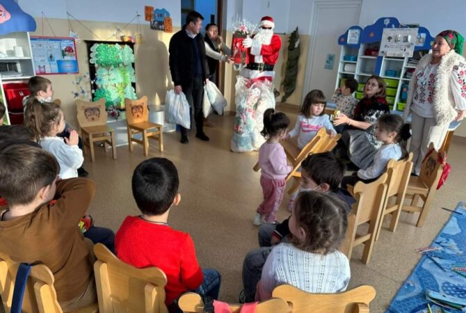 Moș Crăciun a ajuns la toți copiii din unitățile școlare de la Ocnița  Moș Crăciun a ajuns la toți copiii din unitățile școlare de la Ocnița, spiridușul de nădejde a fost chiar edilul Eduard Barcău.