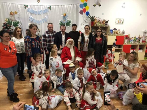 Moș Crăciun a adus multă bucurie copiilor din Răzvad