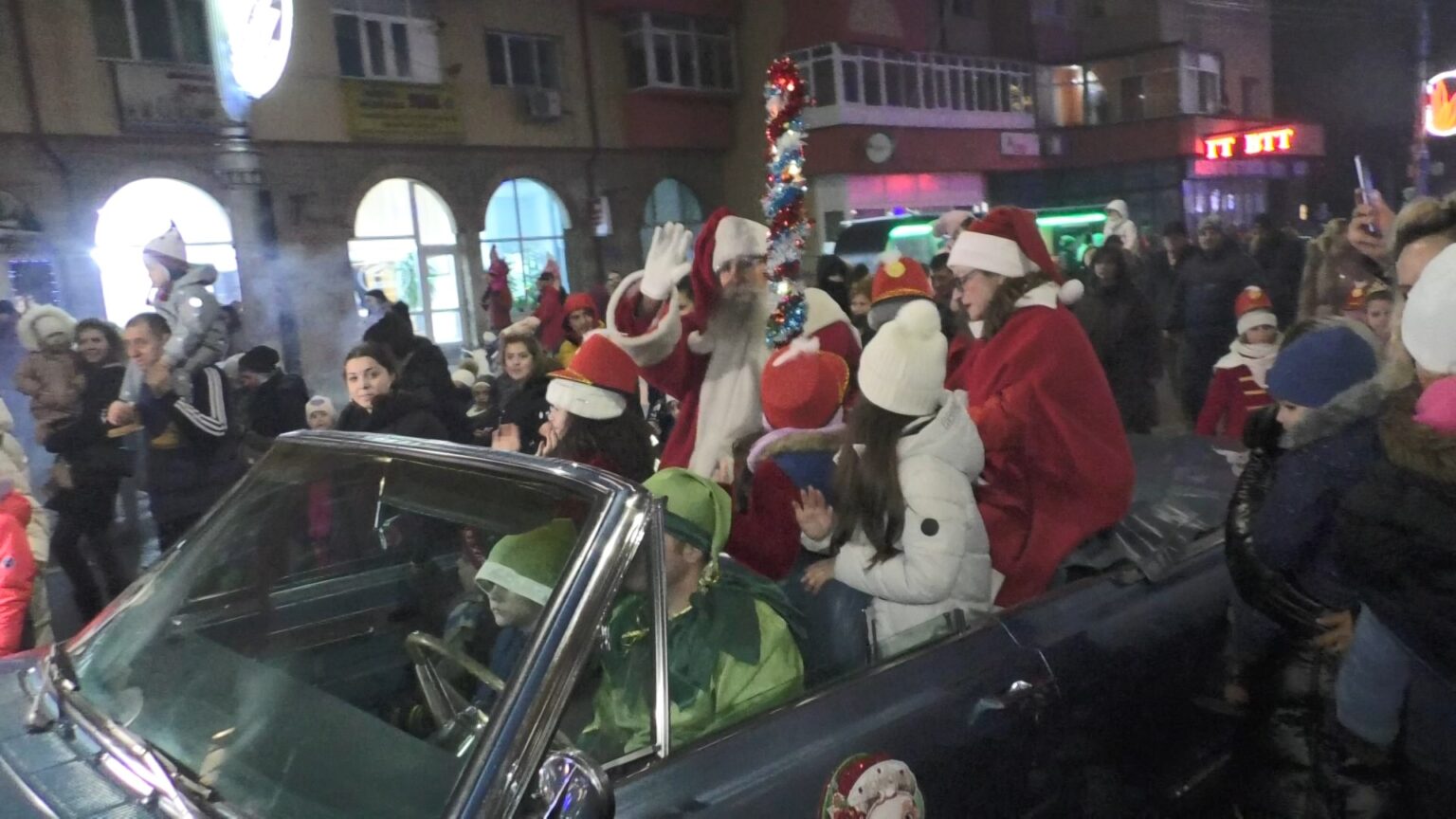 Moș Crăciun,  Crăciunița și spiridușii au ajuns la Târgoviște unde este o  atmosferă de poveste, bătrânelul cu barbă albă va sta în oraș, timp de trei zile.