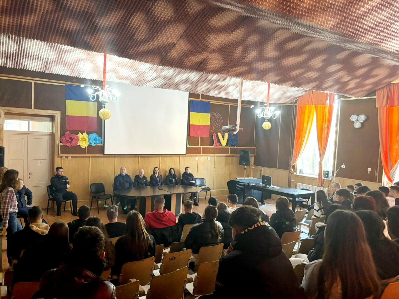 Jandarmii și lucrătorii din cadrul Penitenciarului Mărgineni au ales o metodă inedită pentru a le prezenta elevilor aspecte referitoare la consecințele comiterii unor infracțiuni de către persoanele care au consumat substanțe interzise.
