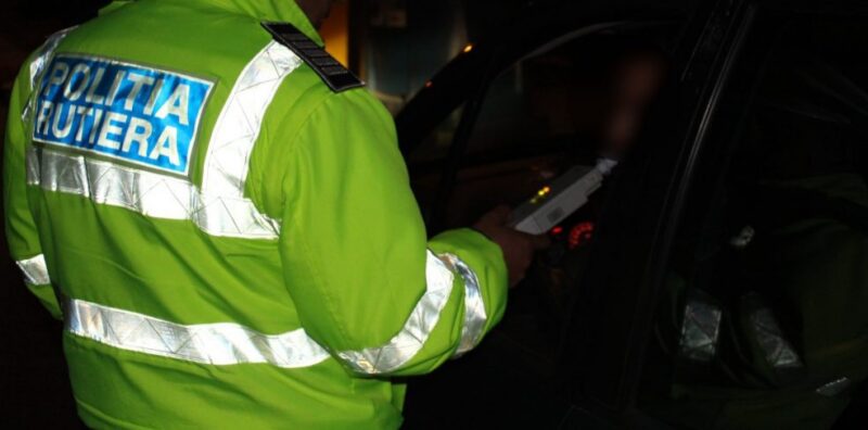 În doar 24 de ore, au fost reținute 566 de permise de conducere și au fost retrase 301 certificate de înmatriculare Un șofer a fost prins la volan, sub influența alcoolului, la data de 15 decembrie a.c., polițiștii din cadrul Serviciului Rutier au depistat pe Șoseaua Găești