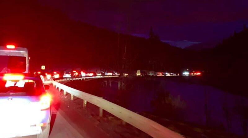 Poliţia Rutieră recomandă conducătorilor auto să sporească atenţia la volan şi să nu se angajeze în depăşirea coloanelor  ce se vor  forma.