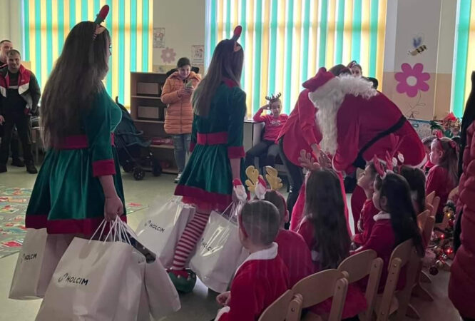 La Sălcioara, toți preșcolarii și școlarii au primit daruri de la Moș Crăciun  La Sălcioara, toți preșcolarii și școlarii au primit daruri de la Moș Crăciun,primarul comunei, Valentin Pârvu a vorbit din timp cu moșul și iată că a ajuns și anul acesta.