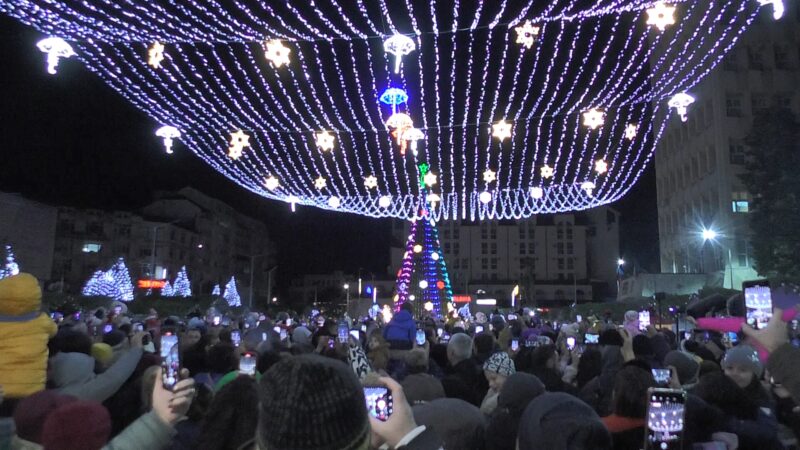 Târgul de Crăciun din municipiul Târgoviște și-a deschis porțile și a fost aprins iluminatul festiv. VIDEO