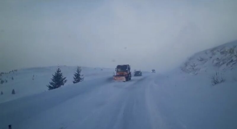 Viscolul și ninsoarea  au paralizat unele zone din țară, de exemplu pentru câteva ore bune s-a instituit restricții  de închidere a circulației rutiere pe DN 67C, între Novaci și Rânca.