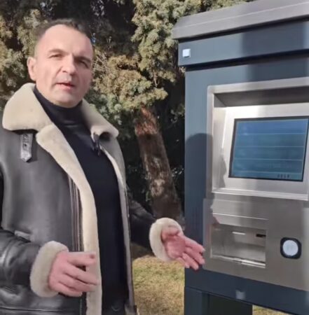 Automate de bilete instalate în municipiul Târgoviște, sunt funcționale. VIDEO Automate de bilete instalate în municipiul Târgoviște, sunt funcționale, se poate plăti fie cu ajutorul cardului bancar, fie cu bancnote, iar biletul trebuie validat în autobuz.