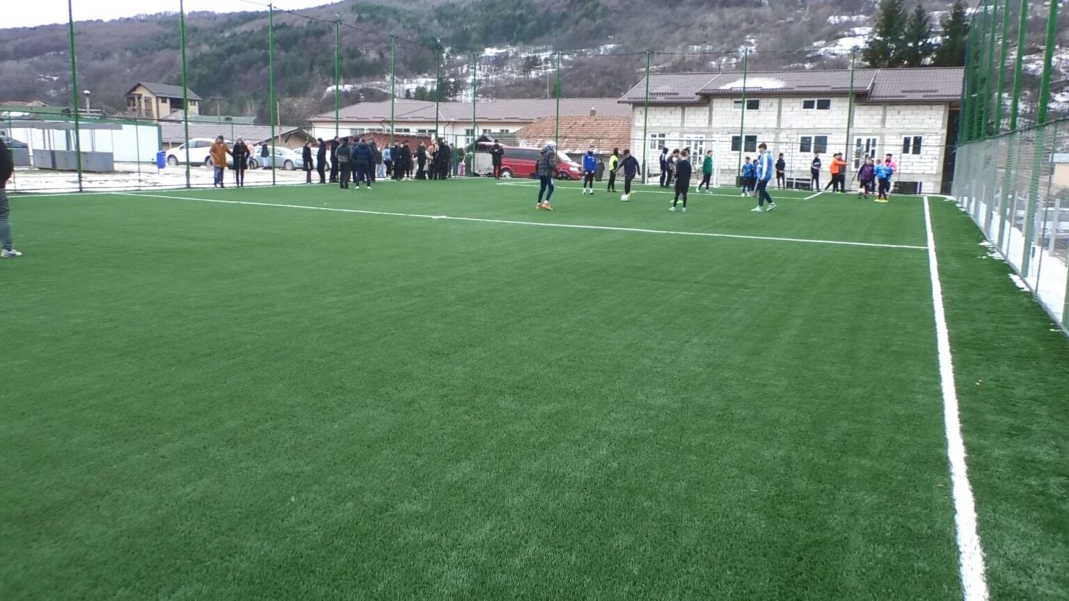 De astăzi, în comuna Moroeni, elevii și tinerii se bucură de un teren de sport multifuncțional. VIDEO De astăzi, în comuna Moroeni, elevii și tinerii  se bucură de un teren de sport multifuncțional, investiție  realizată de Primăria Moroeni