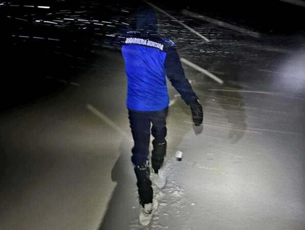 Trei turiști au rămas înzăpeziți cu autoturismul la Piatra Arsă. Când și-au dat seama că sunt în pericol, aceștia au sunat la 112 și au cerut ajutor. S-a întâmplat ieri după-amiază, în jurul orei 17.00.