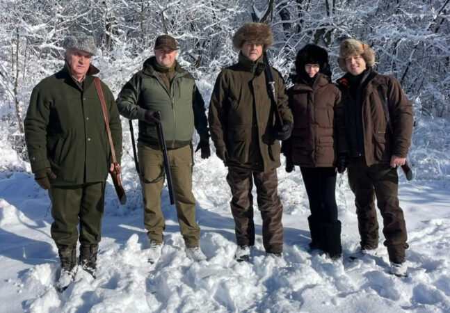 „Puşca şi cureaua lată”, fostul premier Adrian Năstase a venit la o partidă de vânătoare prin codrii județului Dâmbovița "Puşca şi cureaua lată", fostul premier Adrian Năstase a venit la o partidă de vânătoare prin codrii județului Dâmbovița, cel mai probabil prin zona Ilfoveni - Iuda.