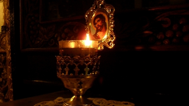 Puțini sunt cei care au mereu o candelă aprinsă în casă, este foarte bine ca orice persoană să aprindă în casa sa câte o candelă. Se spune că lumina ei ține la distanță energiile negative și purifică locul