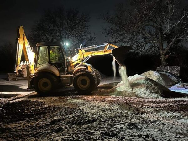 Autoritățile de Răzvad s-au mobilizat încă din toiul nopții și au intervenit cu material antiderapant pe toate drumurile comunale