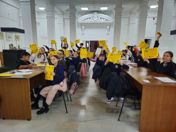 Elevii care abia descoperă disciplina Istorie, au experimentat activitatea cancelariei domnești de la Târgoviște, în ajunul celebrării Unirii Principatelor