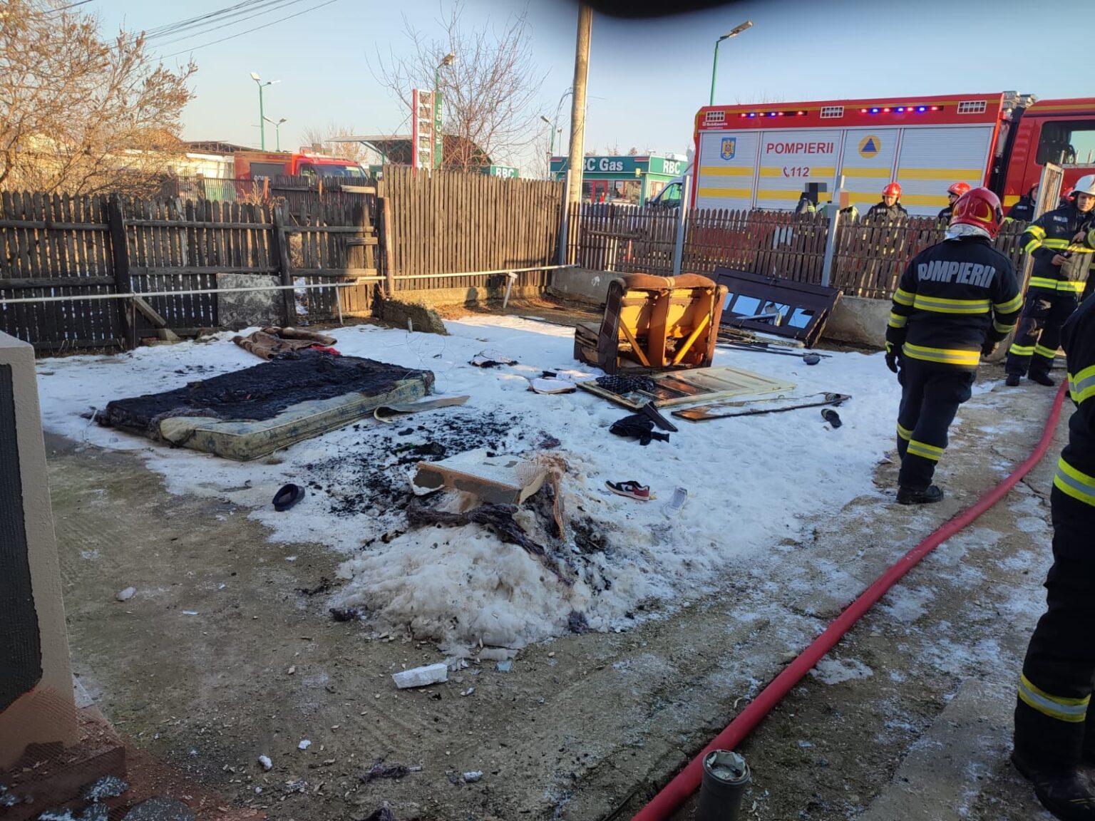 La un pas se tragedie: O explozie urmată de incendiu s-a produs la o casă în comuna Ulmi, două persoane rănite  La un pas se tragedie: O explozie  urmată de incendiu s-a produs la o casă în comuna Ulmi, două persoane rănite.