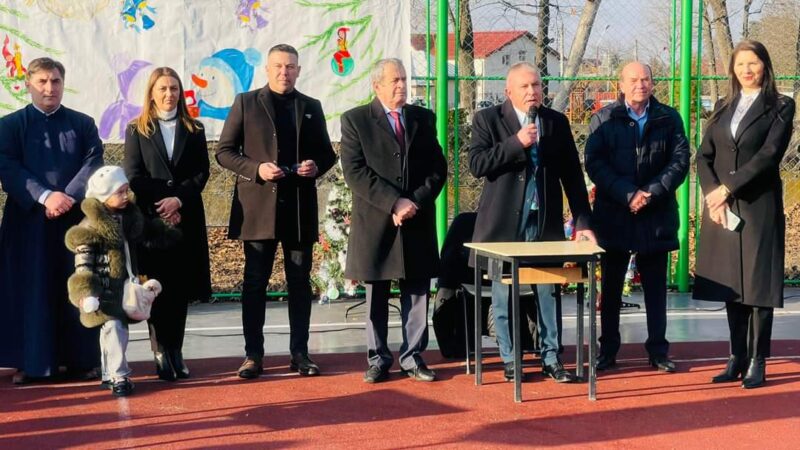 Târg de Crăciun cu scop caritabil, administrația locală de la Găești a susținut evenimentul organizat de elevii găseșteni