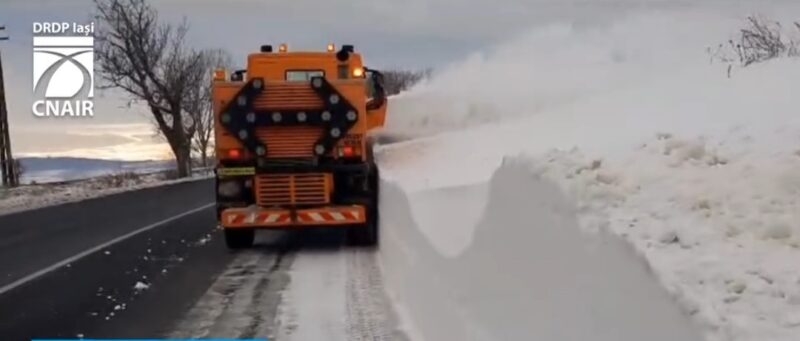 Nămeți de peste doi metri înălțime în urma ninsorilor și a viscolului de zilele trecute Nămeți de peste doi metri înălțime în urma ninsorilor și a viscolului de zilele trecute pe DN 28B, la limita județelor Iași și Botoșani.