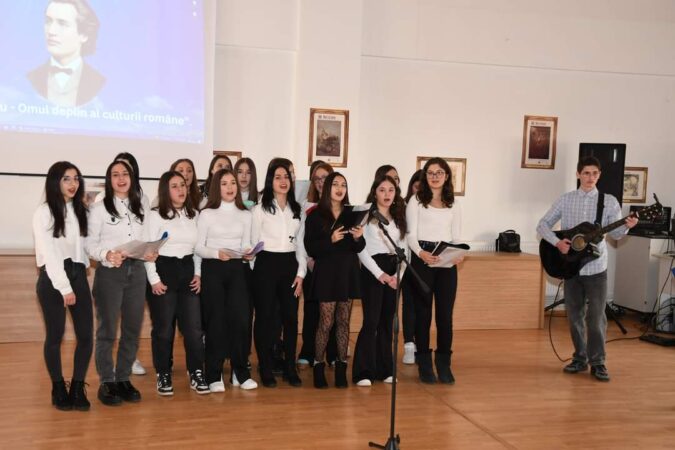 Ca de fiecare dată, administrația locală de la Răcari și  Liceul Teoretic „Ion Ghica” din Răcari au creat momente inedite, dedicate Zilei Culturii Naționale. VIDEO Ca de fiecare dată, administrația locală de la Răcari și  Liceul Teoretic „Ion Ghica” din Răcari au creat momente inedite, dedicate