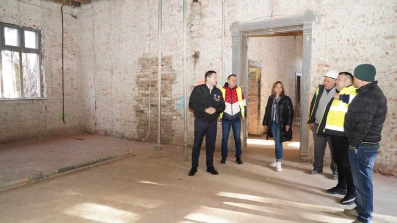 Se lucrează la fosta Școală de Cavalerie din Târgoviște Se lucrează la fosta Școală de Cavalerie din Târgoviște , lucrările de conservare și restaurare a fostei Școli de Cavalerie din Târgoviște sunt în plină desfășurare