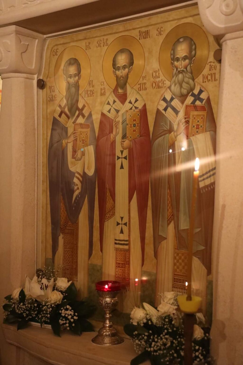 Astăzi, 30 ianuarie, Biserica Ortodoxă îi sărbătorește pe cei trei ierarhi considerați, în credința populară, drept vindecători de boli Ioan Gură de Aur, Grigorie Teologul și Vasile cel Mare