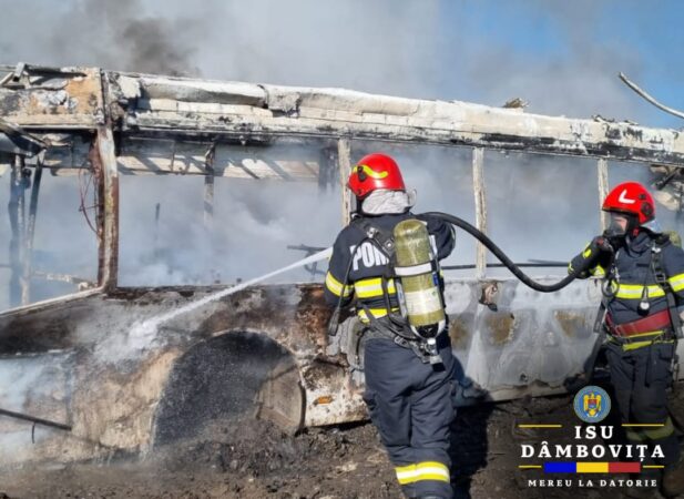 Incendiu produs la un autobuz dezafectat în comuna Ulmi, sat Colanu, a intervenit Detașamentul de Pompieri Târgoviște cu două autospeciale de stingere cu apă și spumă.