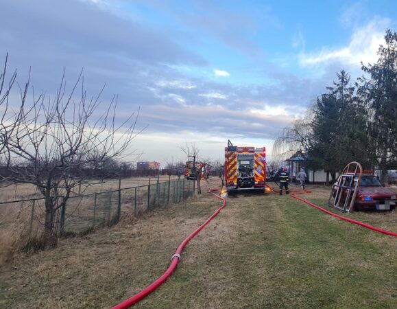 Incendiu produs la o clădire dezafectată în comuna Dragodana, sat Picior de Munte. Detașamentul de Pompieri Găești