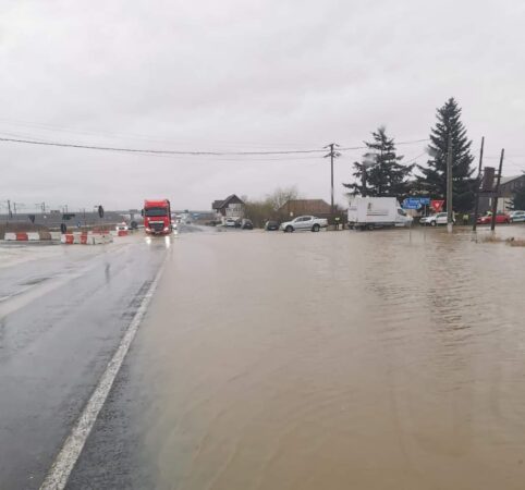 Inundații, trafic închis pe un drum național , Poliția Autostrăzi a dispus închiderea bretelei de legătură DN 7