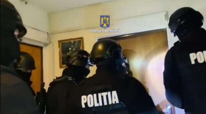 Mascații au descins la un bărbat care ar fi comis un jaf ca-n filme în comuna Poltogi. VIDEO Mascații au descins la un bărbat care ar fi comis un jaf ca -n filme în comuna Poltogi, polițiștii din cadrul Poliției Orașului Titu, sub