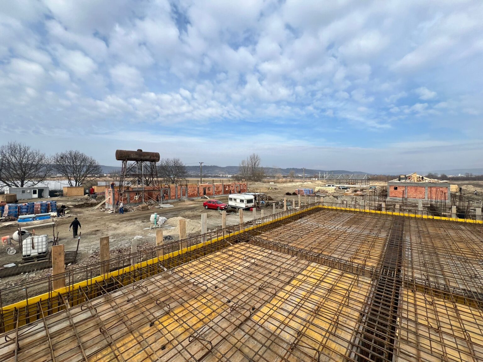 Penitenciarul Mioveni, sub comanda subcomisarului de poliție penitenciară Patric Daniel Ghebaru, pare să avanseze într-un ritm