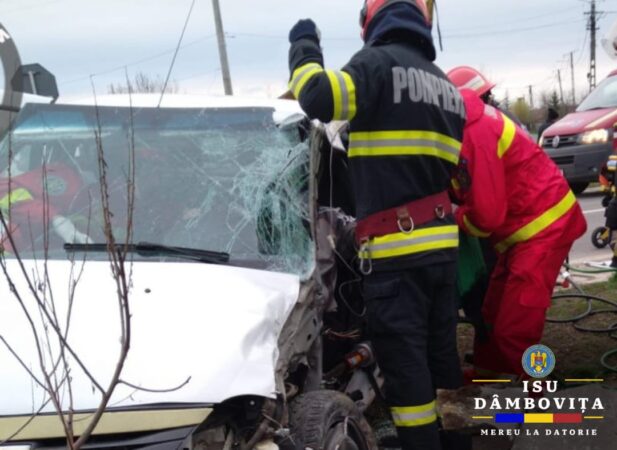 S-a izbit cu mașina de un stâlp pe DJ 101B – comuna Butimanu, patru persoane rănite  S-a izbit cu mașina de un stâlp pe DJ 101B - comuna Butimanu, patru persoane rănite , din primele date, un tânăr de 20 de ani