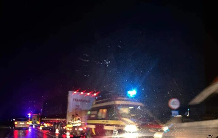 Accident grav pe DN 1A, în afara localității Lucianca, între un microbuz cu călători și un tir Accident grav pe DN 1A, în afara localității Lucianca, coliziune între un microbuz și un tir, în această seară, polițiștii din cadrul Poliției Orașului Răcari au fost sesizați cu privire la producerea unui accident rutier pe DN1A.