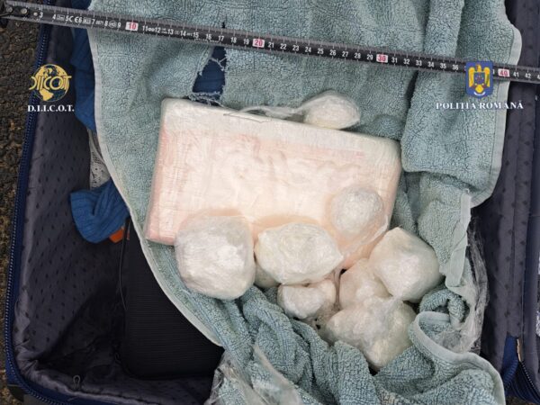 CAPTURĂ RECORD DE DROGURI în județul DÂMBOVIȚA:1,5 kilograme de cocaină (drog de mare risc) și peste 14 kilograme de rezină de canabis (drog de risc)
