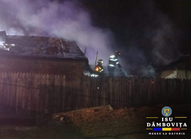 Flăcările au mistuit  o casa, noaptea trecută ,  pe strada Panduri, în municipiul Moreni.