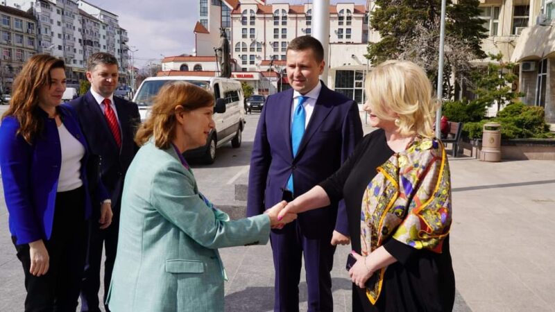 Excelența Sa, Ambasadorul Extraordinar și Plenipotențiar al Statelor Unite ale Americii în România, Kathleen Ann Kavalec a vizitat județul Dâmbovița Excelența Sa, Ambasadorul Extraordinar și Plenipotențiar al Statelor Unite ale Americii în România, Kathleen Ann Kavalec a vizitat județul Dâmbovița.