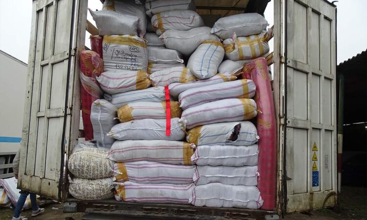 Zeci de mii de bunuri, susceptibile a fi contrafăcute, descoperite de polițiștii de frontieră Zeci de mii de bunuri, susceptibile a fi contrafăcute, în valoare de aproximativ 4.000.000 de lei, descoperite de polițiștii de frontieră giurgiuveni