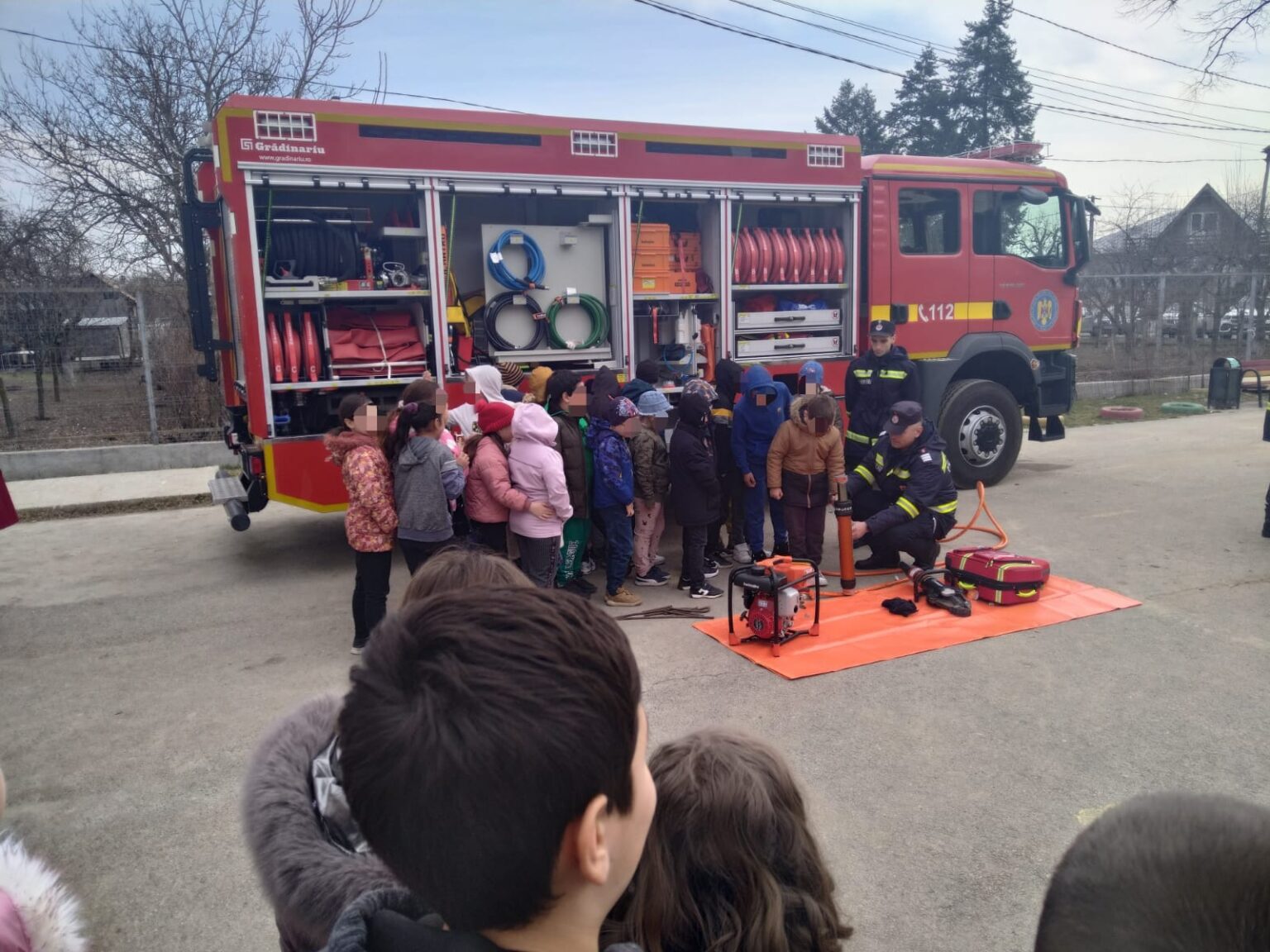 Elevii de la Școala Gimnazială Gura Foii și Școala Gimnazială Mogoșani au primit lecții importante despre cum să prevină și cum să reacționeze în diverse situații de urgență