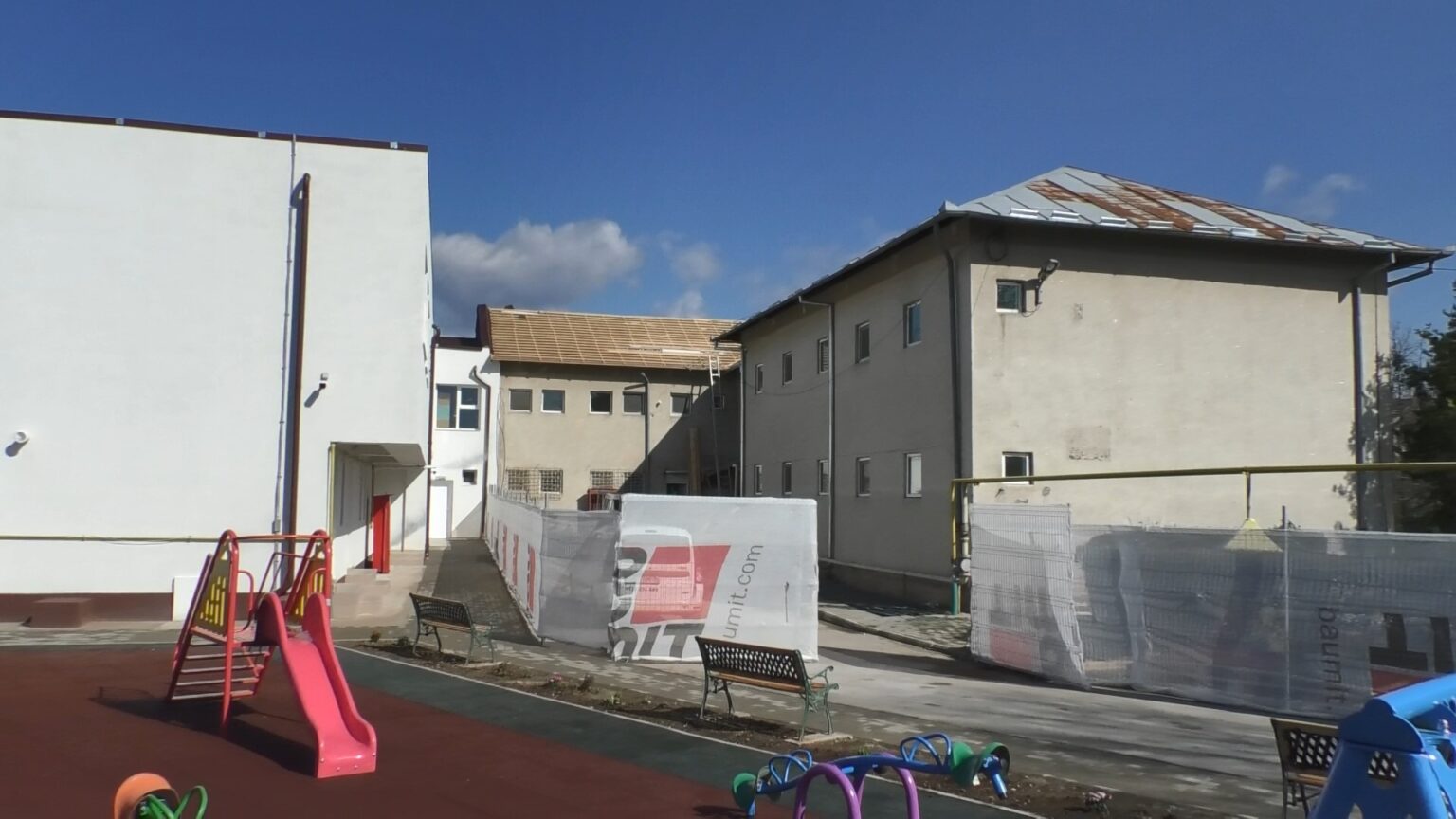 Grădinița cu program prelungit nr. 2 din Târgoviște a intrat într-un amplu proces de reabilitare și modernizare. VIDEO  Grădinița cu program prelungit nr. 2 din Târgoviște a intrat într-un apmlu proces de reabilitare și modernizare, este vorba de un nou  proiect de renovare