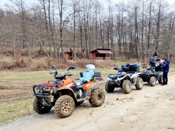 Pasionați de ATV-uri, depistați de jandarmi în fondul forestier al localităților Cândești și Tătărani Pasionați de ATV-uri, depistați de jandarmi în fondul forestier al localităților Cândești și Tătărani, jandarmii dâmbovițeni în colaborare cu un reprezentant