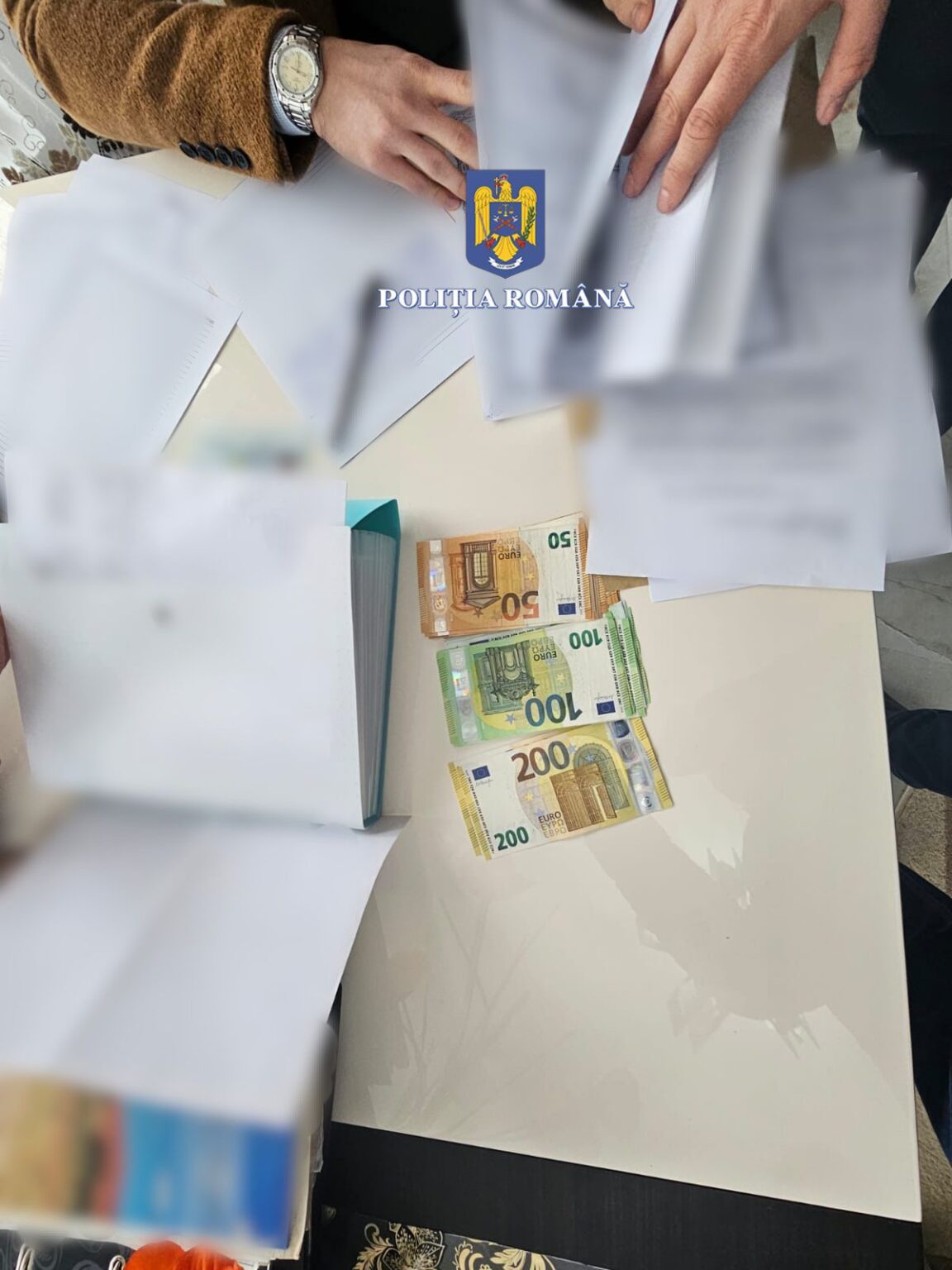 Percheziții în comunele Băleni, Bucșani, I.L. Caragiale și Petrești Percheziții domiciliare la persoane bănuite de comiterea infracțiunilor de obținerea ilegală de fonduri, fals în înscrisuri sub semnătură privată, abuz în serviciu, înșelăciune și fals intelectual.