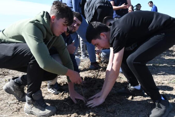  20 de elevi și doi profesori de la Liceul Teoretic „Ion Ghica” Răcari au participat la acțiunea de împădurire organizată de Direcția Silvică Dâmbovița