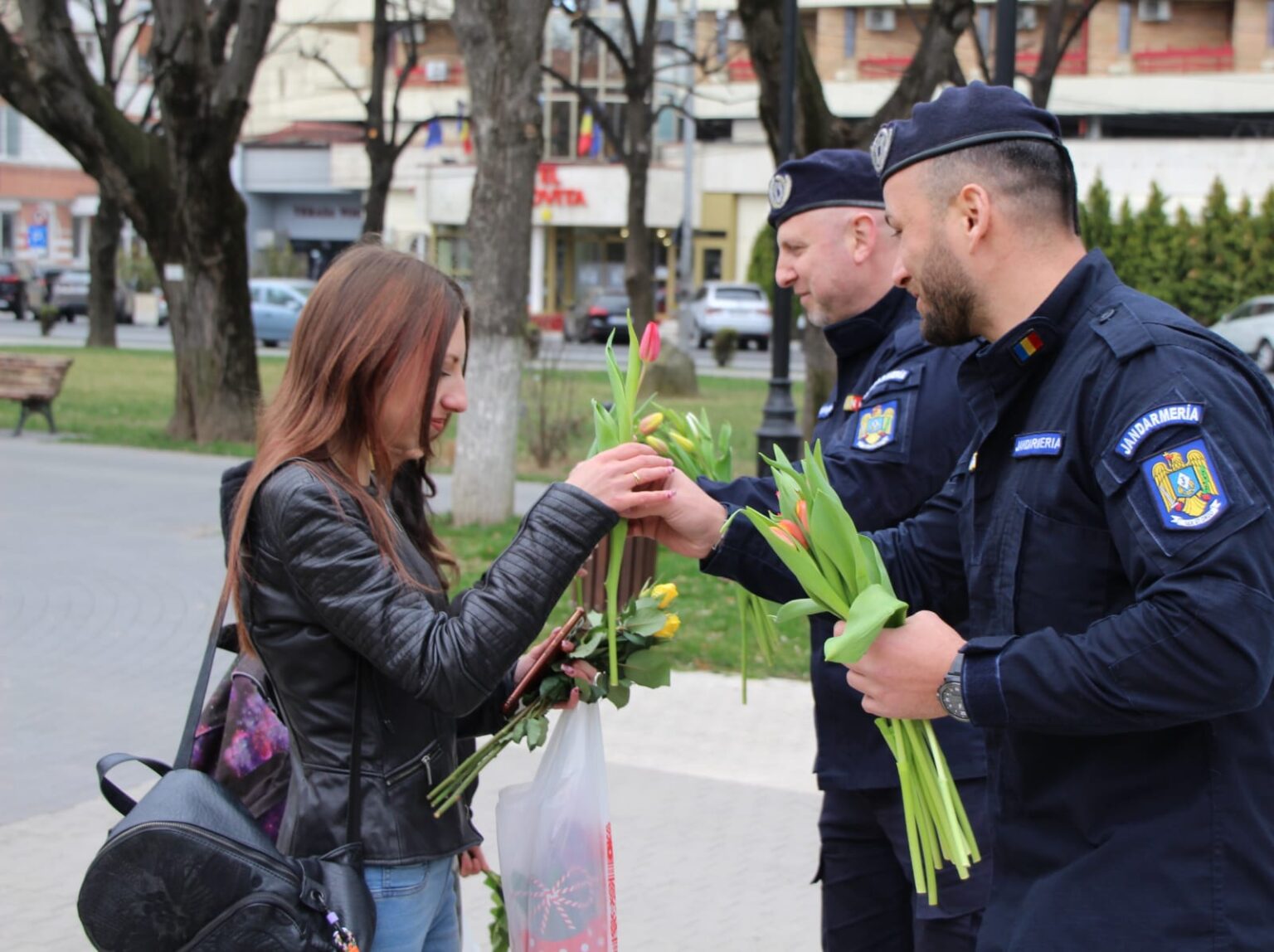 Polițiștii, jandarmii și pompierii au oferit flori și recomandări  doamnelor și domnișoarelor  cu prilejul Zilei Internaționale a Femeilor.