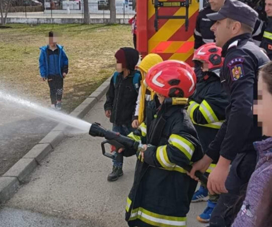 Micii pompieri în cadrul Săptămânii Protecției Civile Micii pompieri în cadrul Săptămânii Protecției Civile, echipajele ISU Dâmbovița au făcut o vizită la Liceul Teoretic Mihai Viteazul Vișina