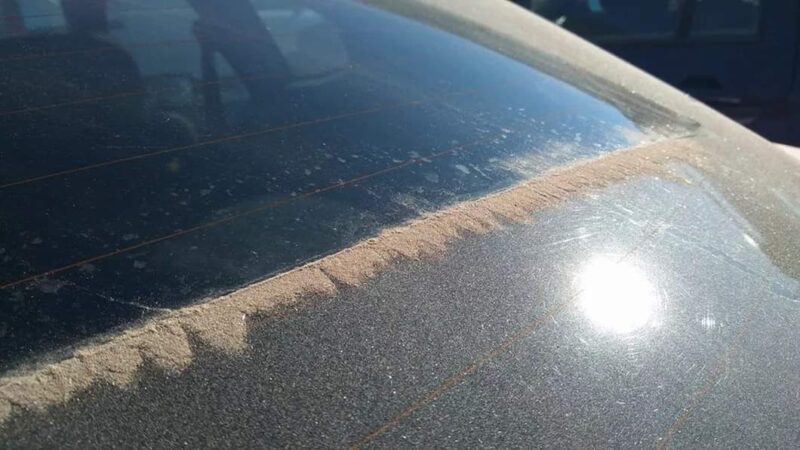 Un val de praf saharian tranversează ţara noastră până mâine seară. Acest fapt va duce la poluarea aerului cu particule PM 2  şi va accentua senzaţia de sufocare şi contaminare cu praf. 