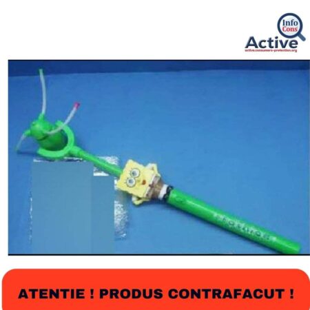 Alertă InfoCons! Produs contrafăcut!Ventilator din plastic verde cu o figură a lui „SpongeBob” în mijlocul mânerului.