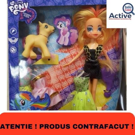 Atenție! Produs contrafăcut!Materialul plastic al păpușii conține di-(2-etilhexil)ftalat (DEHP) (valoare măsurată până la 26,1% din greutate). 