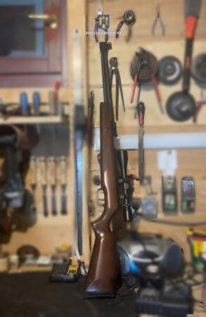 Descindere la Bilciurești, un bărbat deținea ilegal o armă Descindere la Bilciurești, un bărbat deținea ilegal o armă, polițiștii din cadrul Serviciului Arme, Explozivi și Substanțe Periculoase au pus